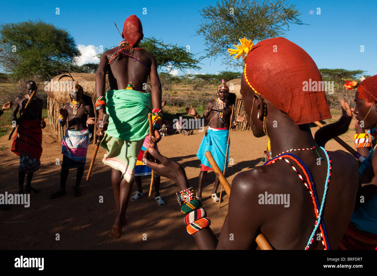 La tribu Samburu la danse traditionnelle, Loisaba Wilderness Conservancy, Laikipia, Kenya. Banque D'Images