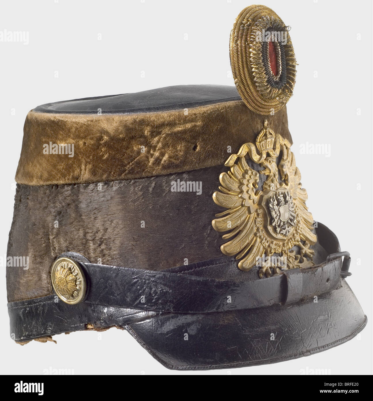 Un shako pour un fonctionnaire des douanes, vers 1880. Corps en feutre noir mohair, dessus en cuir, sangle et pic. Bande de velours marron autour du bord supérieur. Plaque d'aigle impérial dorée avec une superposition séparée d'aigle d'intérieur, lanières de cuir sur boutons de rosette. Badge de terrain de l'officier doré-noir-rouge. (Feldzeichen). Doublure manquante. Historique, historique, XIXe siècle, Empire allemand, Allemagne, impérial, objet, objets, photos, découpage, découpe, découpe, découpe, militarie, arme, armes, armes, armes, armes, uniformes, pièce, pièces, Banque D'Images