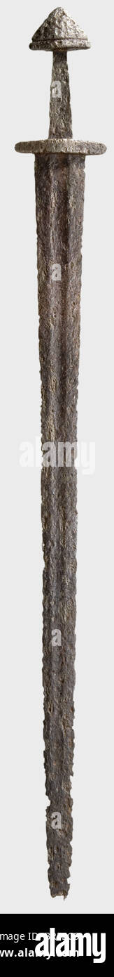 Une épée de type viking en Europe centrale, du 9 au 10 siècle. Une lame à double tranchant avec des galets de chaque côté atteignant presque le point. Quillons plats, rétrécissement aux extrémités. Le tenon conique est doté d'un pommeau en deux parties, en forme de cône. Nettoyage de la découverte d'excavation avec des bords légèrement crantés. Longueur 91,5 cm. Historique, historique, Xe siècle, IXe siècle, épée, épées, armes, armes, armes, armes, bras, dispositif de combat, militaire, militaria, objet, objets, alambics, coupures, découpe, découpes, armes de mêlée, armes de mêlée, métal, Banque D'Images