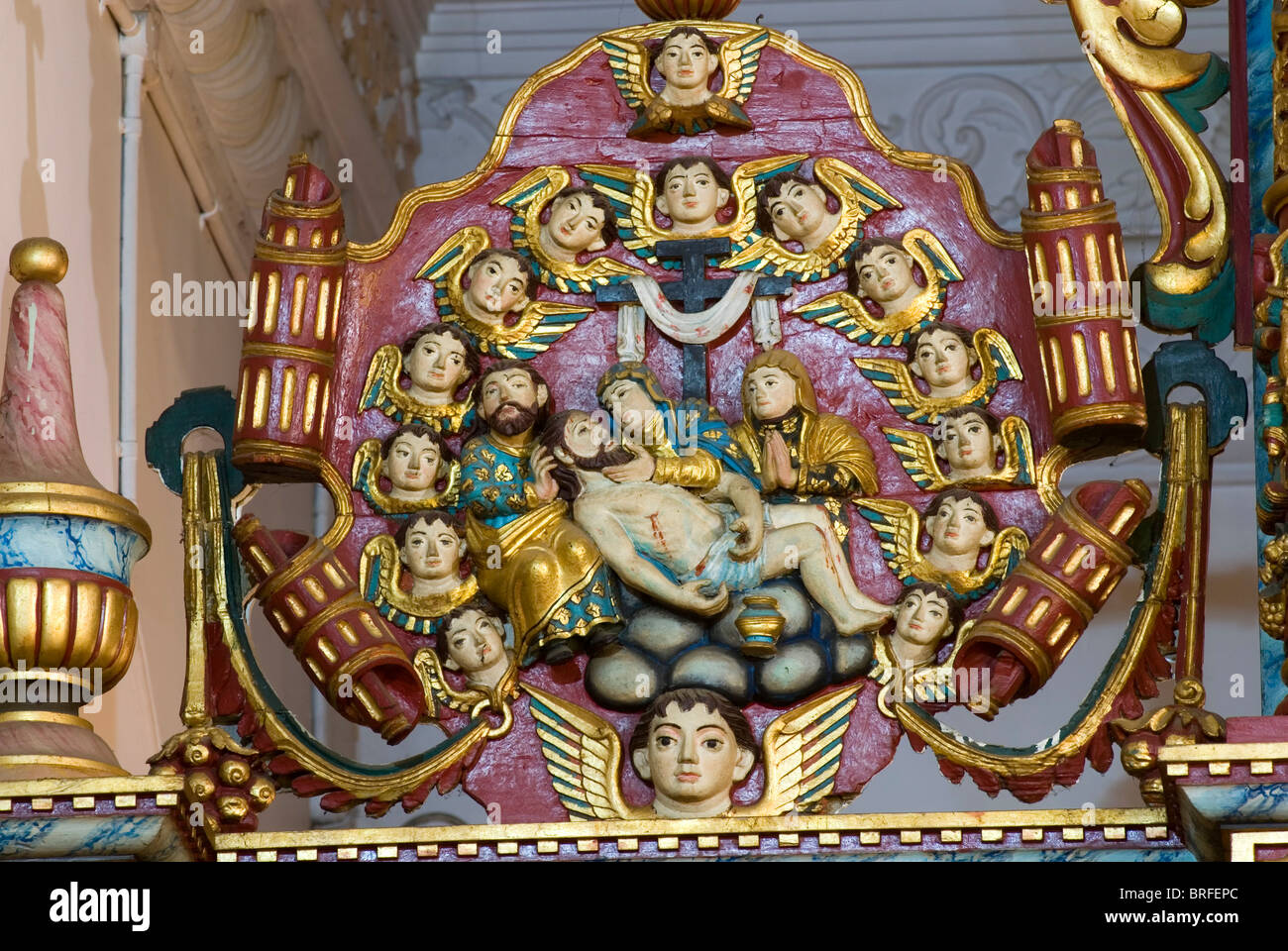 Autel de détails- les sculptures en bois et des peintures murales  ; l'Église syrienne Jacobite St.Marys à Kandanad (MARTH MARIAM ÉGLISE), Kerala. Banque D'Images