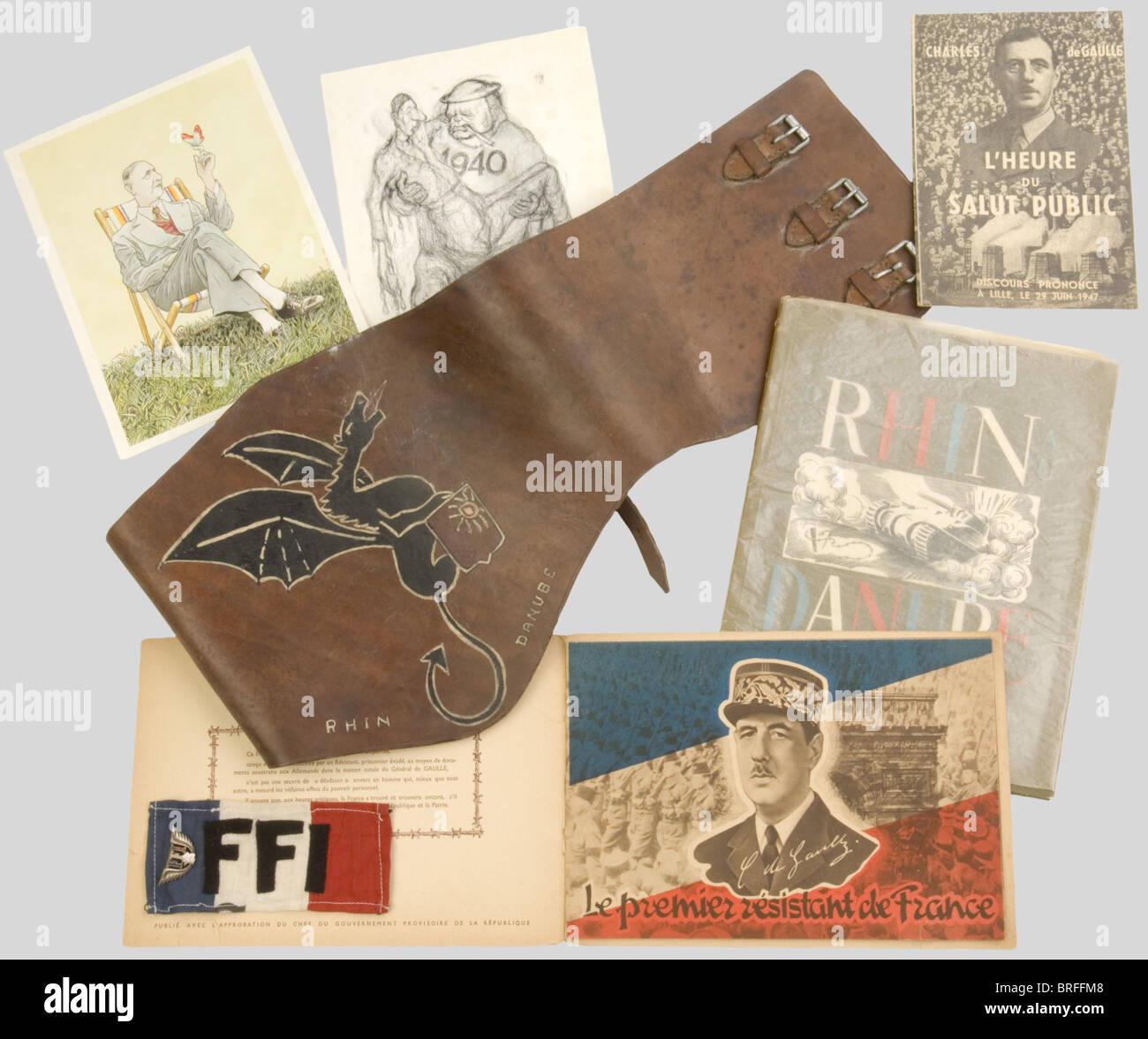 Un groupe de souvenirs vétéran français de la seconde Guerre mondiale, y compris un brassard FFI avec une insigne général FFI numérotée, une ceinture de cuir de soutien de motocycliste avec une unité avant peinte insignes du Rhin et du Danube Dragoons (nom du propriétaire écrit à l'intérieur de la ceinture), Un livre de 1945 sur l'armée française dans la guerre du Rhin au Danube (en français), un livre de 1945 sur Charles de Gaulle, le premier résistant de la France (en français) comprenant de nombreuses images, historiques, historiques, années 1930, XXe siècle, objet, objets, photos, coupures, coupures, coupures, coupures, coupures, coupures, coupures, Banque D'Images