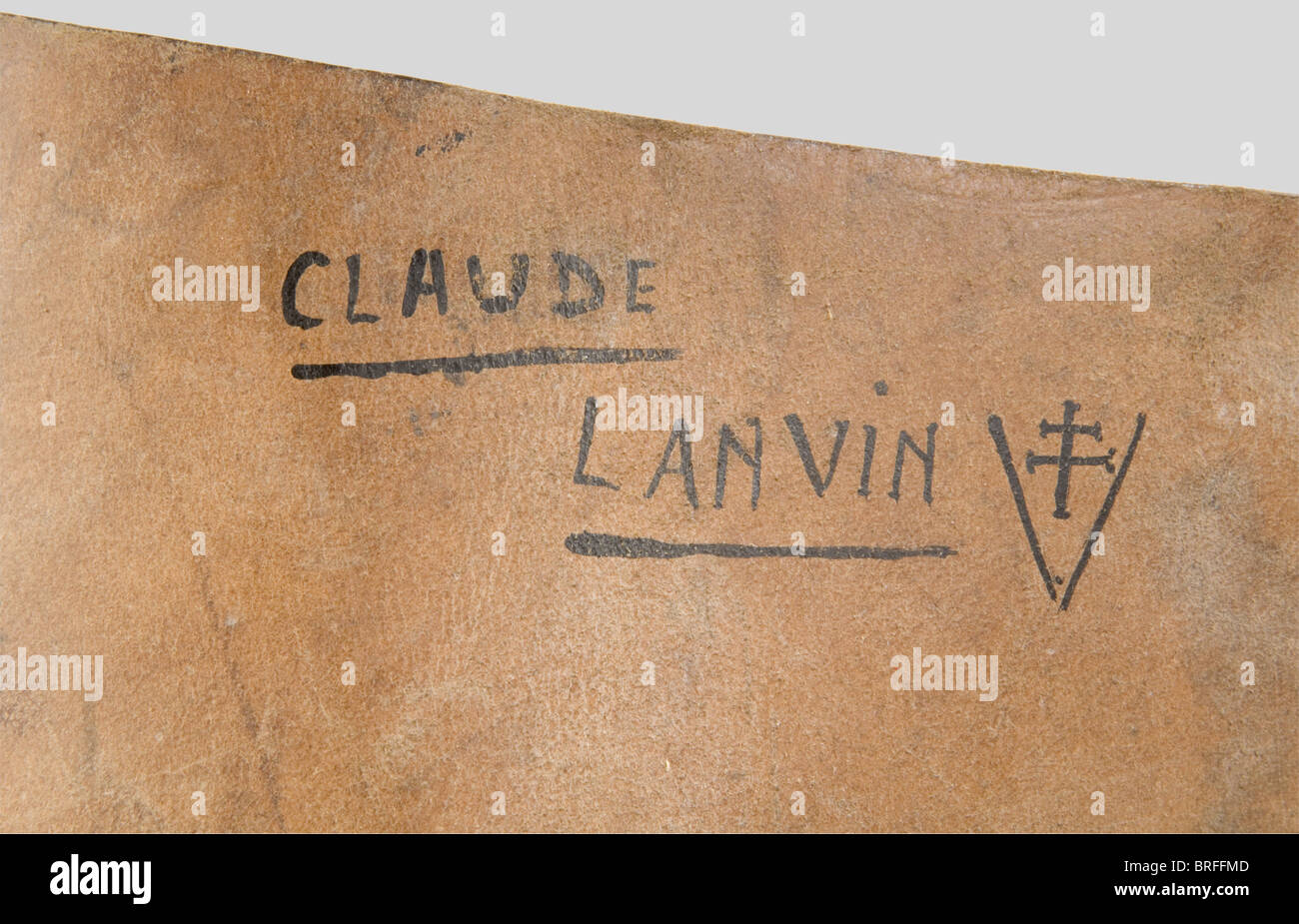 Un groupe de souvenirs vétéran français de la seconde Guerre mondiale, y compris un brassard FFI avec une insigne général FFI numérotée, une ceinture de cuir de soutien de motocycliste avec une unité avant peinte insignes du Rhin et du Danube Dragoons (nom du propriétaire écrit à l'intérieur de la ceinture), Un livre de 1945 sur l'armée française dans la guerre du Rhin au Danube (en français), un livre de 1945 sur Charles de Gaulle, le premier résistant de la France (en français) comprenant de nombreuses images, historiques, historiques, années 1930, XXe siècle, Banque D'Images