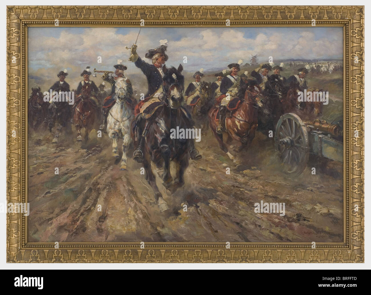 Anton Hoffmann (1863 - 1938) - 'Frederican Horse Artillery'., batterie de canon Galloping, l'arrière-plan représentant un vaste paysage et cuirassiers présents. Restauration d'experts. Signé et daté sur la droite inférieure 'Schünchen 18'. Cadre en plâtre doré, taille de la photo 140 x 95 cm, encadré 155 x 110 cm. Après avoir terminé sa carrière militaire, Hoffmann a étudié à l'Académie des Beaux-Arts de Munich sous Hackl et Diez. Conformément à son contexte militaire, il s'est consacré en tant que peintre et illustrateur principalement à des thèmes militaires. Cf. La peinture de Hoffmann 'Artillerie du cheval, Banque D'Images