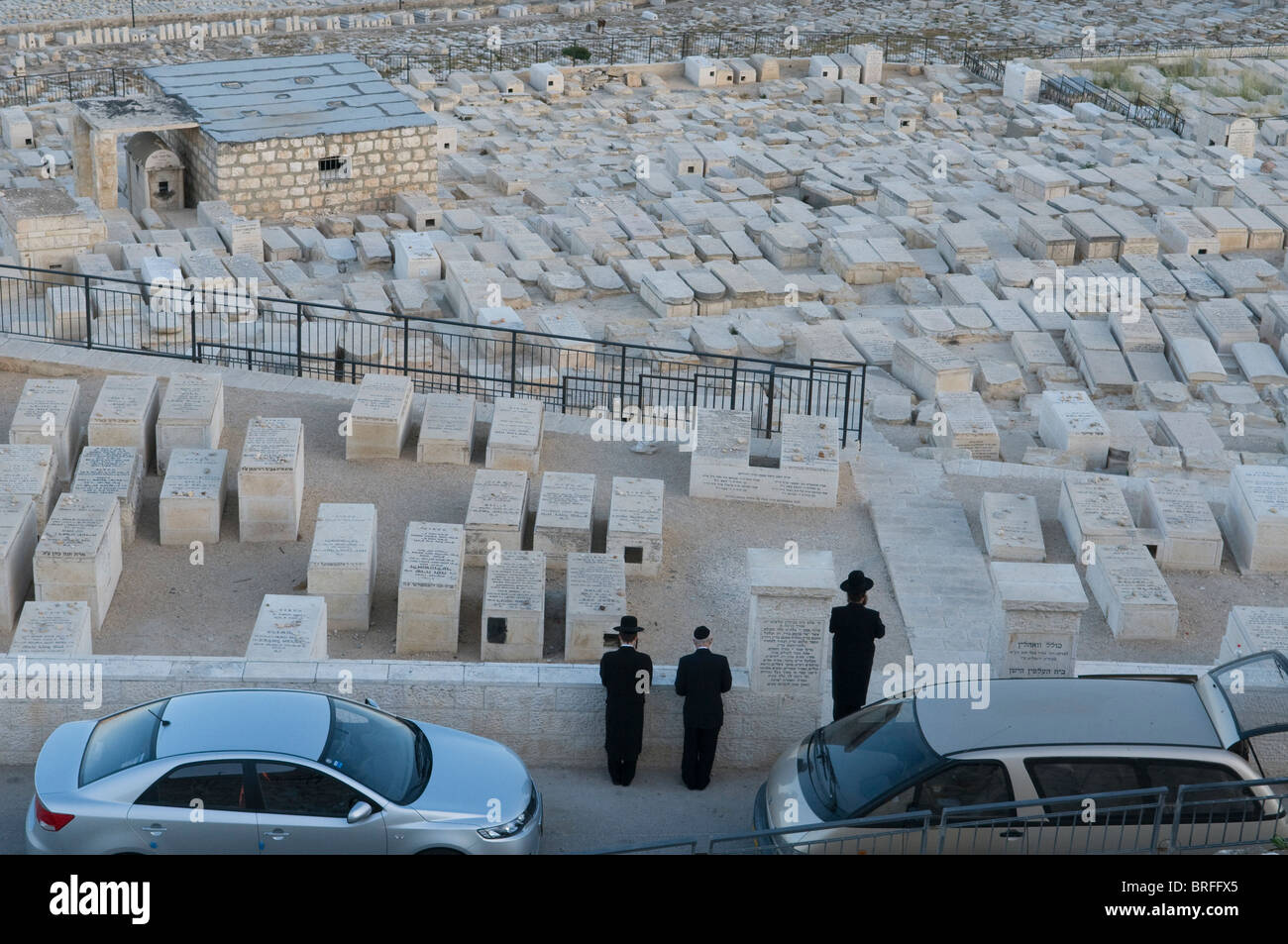 Les juifs orthodoxes au cimetière juif à Jérusalem Banque D'Images