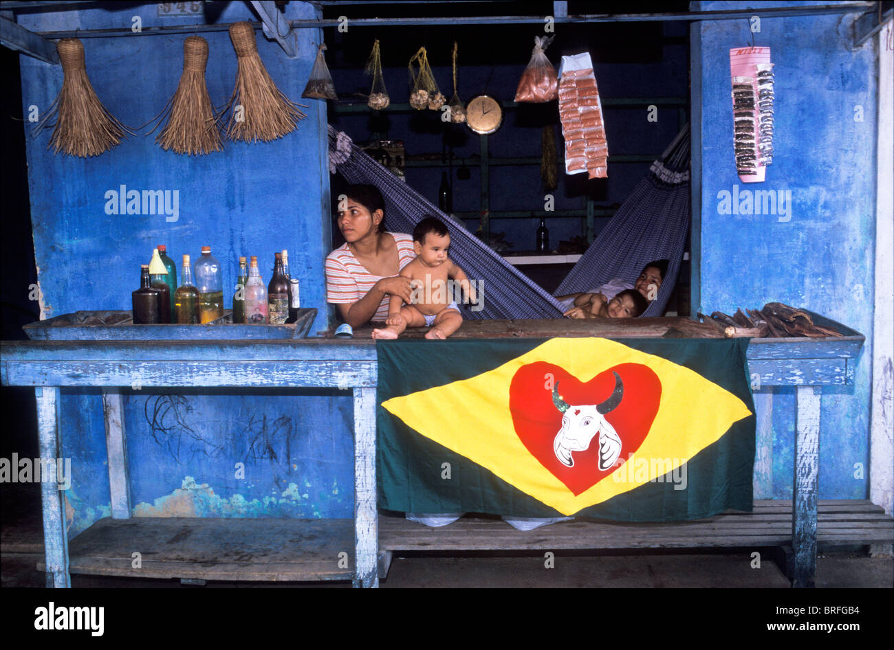 Un vendeur de rue, partisan de la '' Caprichoso Amazon bull équipe carnaval, Tarente, au Brésil. Banque D'Images