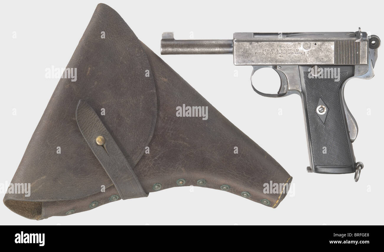 A Webley et Scott Mark I N, mod. 1912, avec étui, marine, cal..455 Auto, no 6246. Bon alésage. 1914 fabrication. Sept photos. Sécurité de la poignée. Plusieurs grandes marques d'acceptation de flèche. Finition originale partiellement mince, tachetée et dans une patine brune. Empiècements en caoutchouc dur noir sans faille. Magazine. Boucle de cordon. Bon état général, de juillet 1915 livraison à la marine. Complet avec l'étui de cuir de vache marron foncé extrêmement rare qui n'a pas été cousu, mais riveté en cuivre en raison de l'eau salée agressive. Fabricant « T.C. Galley 1914' gravé sur une boucle de ceinture. Bon état. , Banque D'Images