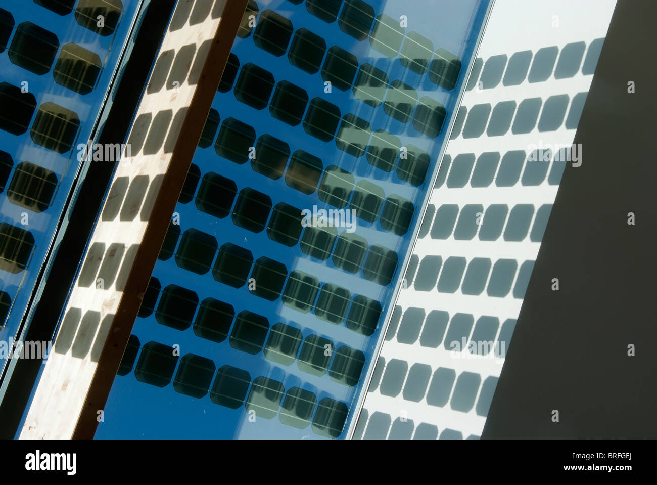 Panneaux solaires cristallins sur bâtiment de l'école Banque D'Images