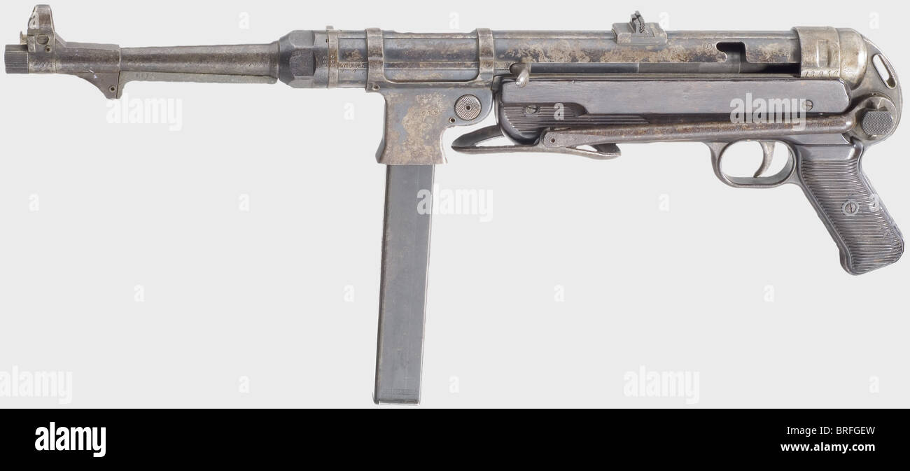 Un pistolet sous-machine mod.40(MP 40),code '122',calibre 9 mm Parabellum,no.7603a.Completely numéros correspondants.bon mûrissement,mais a besoin de nettoyage.32 coups.sur le boîtier marqué 'MP 40 / 122 / 40',donc produit chez Haenel,Suhl en 1940.diverses marques d'acceptation aigle/'37'.lisse attrape.bandes originales de finition brunes et de finition marrons Bakélite noire avec rayures.incorrect mais apt, magazine bleué.élément du collecteur intact dans l'état original.nettoyage soigneux améliorera l'aspect.,droits supplémentaires-Clearences-non disponible Banque D'Images