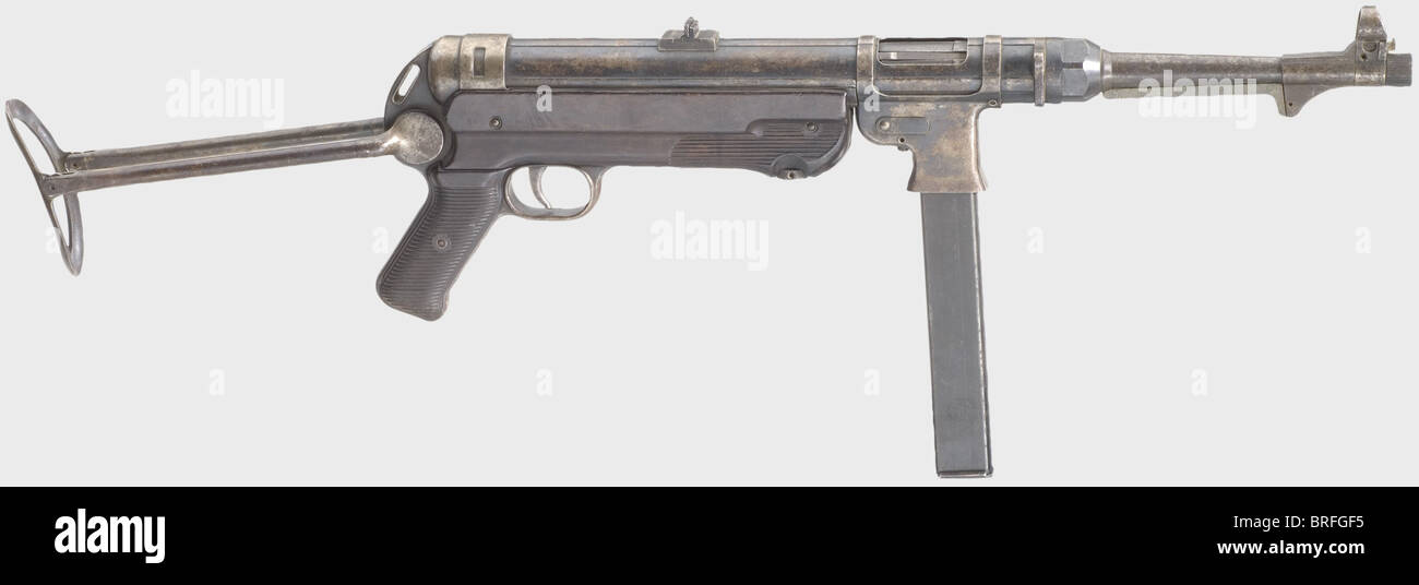 Un pistolet sous-machine mod.40(MP 40),code '122',calibre 9 mm Parabellum,no.7603a.Completely numéros correspondants.bon mûrissement,mais a besoin de nettoyage.32 coups.sur le boîtier marqué 'MP 40 / 122 / 40',donc produit chez Haenel,Suhl en 1940.diverses marques d'acceptation aigle/'37'.lisse attrape.bandes originales de finition brunes et de finition marrons Bakélite noire avec rayures.incorrect mais apt, magazine bleué.élément du collecteur intact dans l'état original.nettoyage soigneux améliorera l'aspect.,droits supplémentaires-Clearences-non disponible Banque D'Images