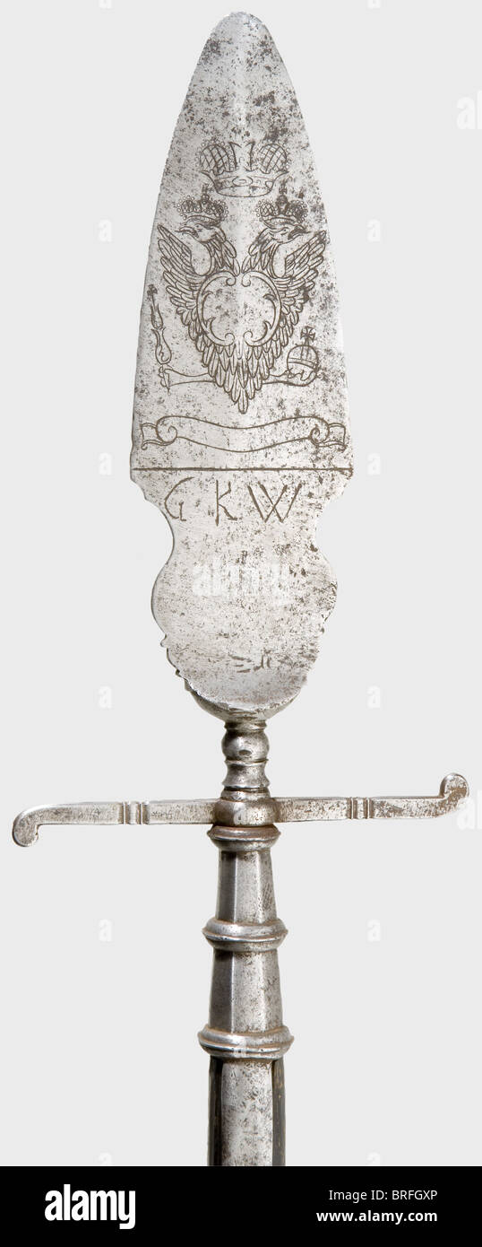 Ponton d'un officier, milieu du XVIIIe siècle. Lame de fer, gravée des deux côtés avec le double aigle russe couronné. Un côté est gravé avec 'GKW' sous l'aigle double. Bon état. Longueur 205 cm. Cf. A.N. Kulinskiy, Russische Blankwaffen, p. 380. Historique, historique, XVIIIe siècle, la rouille, les propulseurs, les armes à main, les armes à main, l'arme de mêlée, les armes de mêlée, les armes à main, les lames, les armes, les armes, les armes, les objets, les alambics, la coupure, les coupures, les coupures, les coupures, les droits supplémentaires non disponibles Banque D'Images