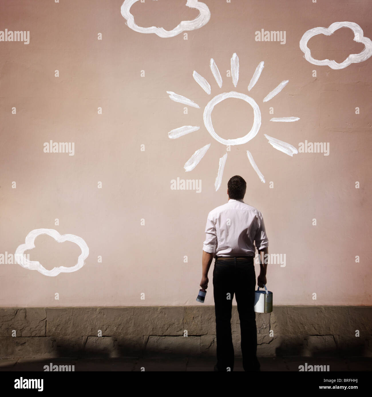 Homme avec un soleil peint sur un mur Banque D'Images