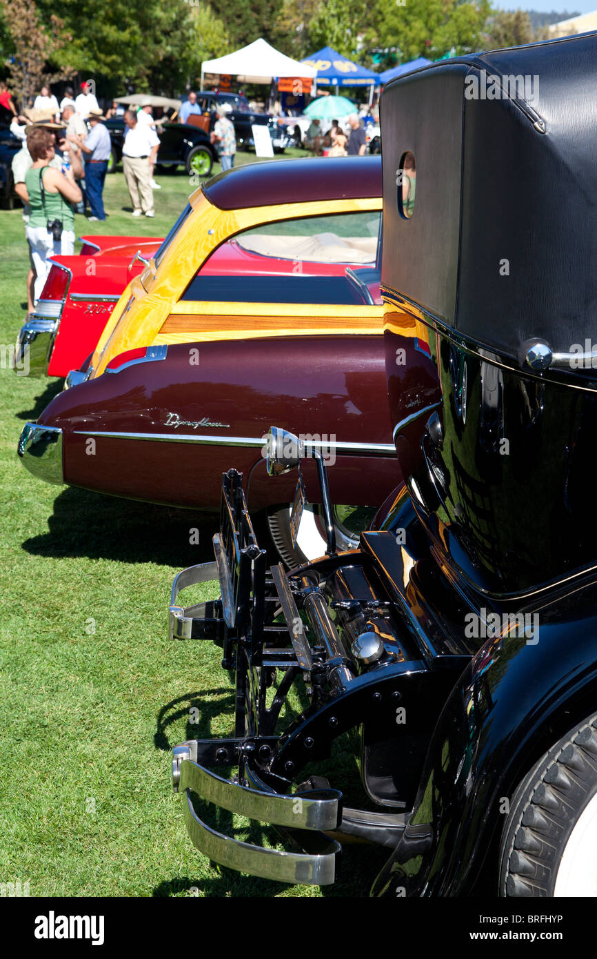 Les extrémités arrière d'une Buick Estate Wagon 1930,1949 Woody et une Chrysler 300 1956 B à l'Ironstone Winery 2010 Concours d'elégance Banque D'Images