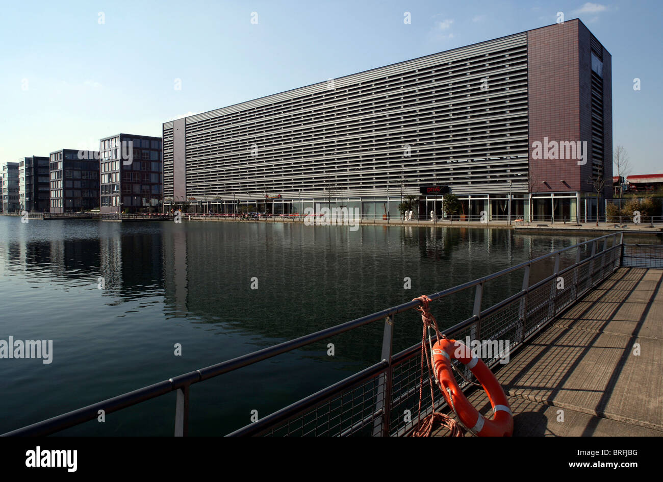 Bâtiment de bureaux et parking couvert à l'arrière-port, Duisburg, Ruhr, Nordrhein-Westfalen, Germany, Europe Banque D'Images