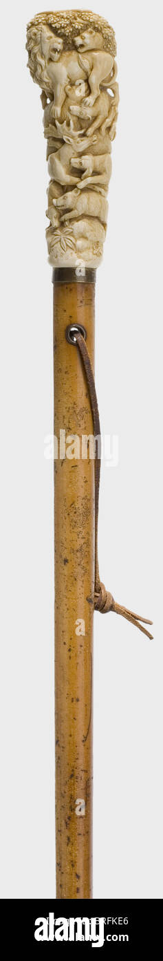 Un bâton de marche de noble, Allemagne, 18ème siècle. Manche en ivoire finement sculpté avec des bêtes sauvages et des ourses complexes, le dessus de la poignée avec un blason aristocratique. Ferrule étroite en bronze doré. Arbre de bois de Malacca, la pointe de bronze et de fer. Longueur 102 cm. Exemple extraordinaire pour l'art de l'ivoire baroque sculptant dans un état outstandig non restauré. Historique, historique, XVIIIe siècle, artisanat, artisanat, artisanat, artisanat, objet, objets, alambics, coupure, coupures, découpes, droits additionnels-Clearences-non disponible Banque D'Images Un bâton de marche de noble, Allemagne, 18ème siècle. Manche en ivoire finement sculpté avec des bêtes sauvages et des ourses complexes, le dessus de la poignée avec un blason aristocratique. Ferrule étroite en bronze doré. Arbre de bois de Malacca, la pointe de bronze et de fer. Longueur 102 cm. Exemple extraordinaire pour l'art de l'ivoire baroque sculptant dans un état outstandig non restauré. Historique, historique, XVIIIe siècle, artisanat, artisanat, artisanat, artisanat, objet, objets, alambics, coupure, coupures, découpes, droits additionnels-Clearences-non disponible Banque D'Images