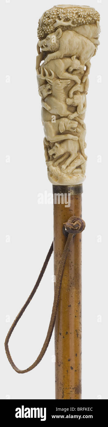 Un bâton de marche de noble, Allemagne, 18ème siècle. Manche en ivoire finement sculpté avec des bêtes sauvages et des ourses complexes, le dessus de la poignée avec un blason aristocratique. Ferrule étroite en bronze doré. Arbre de bois de Malacca, la pointe de bronze et de fer. Longueur 102 cm. Exemple extraordinaire pour l'art de l'ivoire baroque sculptant dans un état outstandig non restauré. Historique, historique, XVIIIe siècle, artisanat, artisanat, artisanat, artisanat, objet, objets, alambics, coupure, coupures, découpes, droits additionnels-Clearences-non disponible Banque D'Images Un bâton de marche de noble, Allemagne, 18ème siècle. Manche en ivoire finement sculpté avec des bêtes sauvages et des ourses complexes, le dessus de la poignée avec un blason aristocratique. Ferrule étroite en bronze doré. Arbre de bois de Malacca, la pointe de bronze et de fer. Longueur 102 cm. Exemple extraordinaire pour l'art de l'ivoire baroque sculptant dans un état outstandig non restauré. Historique, historique, XVIIIe siècle, artisanat, artisanat, artisanat, artisanat, objet, objets, alambics, coupure, coupures, découpes, droits additionnels-Clearences-non disponible Banque D'Images