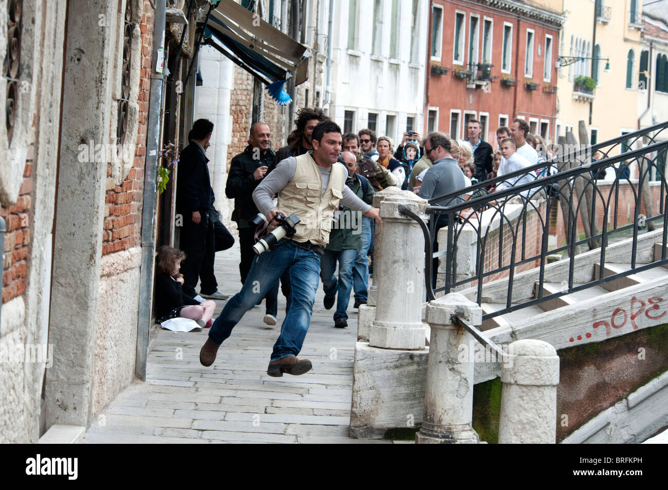 Tournage de la bière Carlsberg annonce avec les acteurs et l'équipe du film et en Paparazzi Venise Italie Banque D'Images