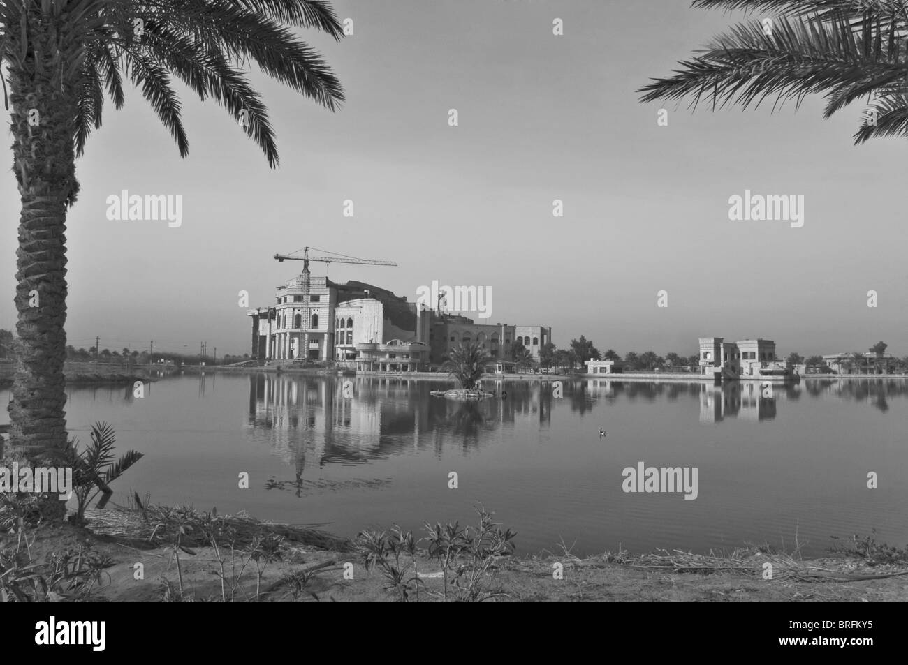 Une photographie en noir et blanc d'un palais de l'Iraq à Bagdad, Iraq prises par le photographe Matt Ware. Banque D'Images