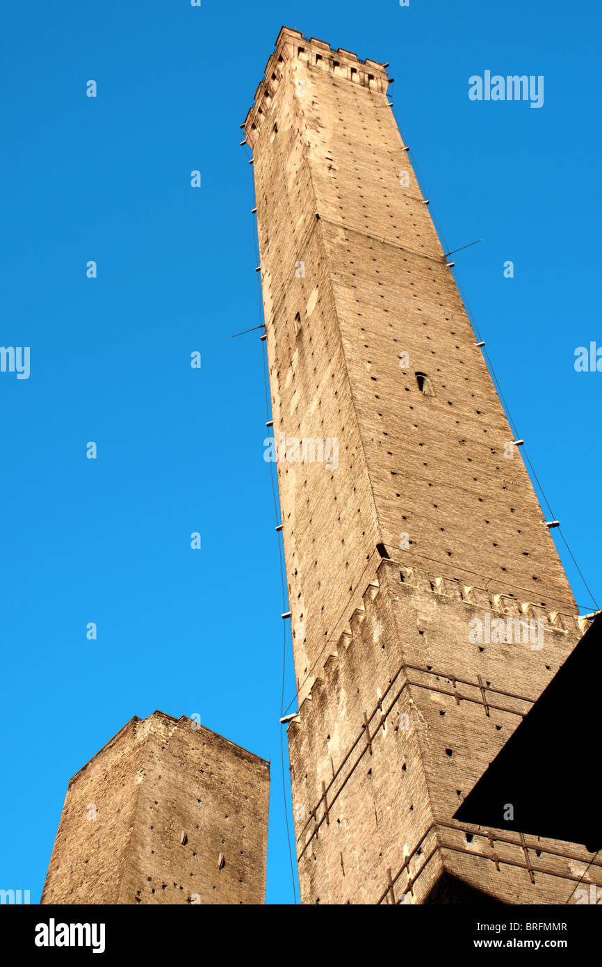 La tour Asinelli sur le droit et la tour Garisenda sur le symbole de gauche de la ville de Bologna Banque D'Images