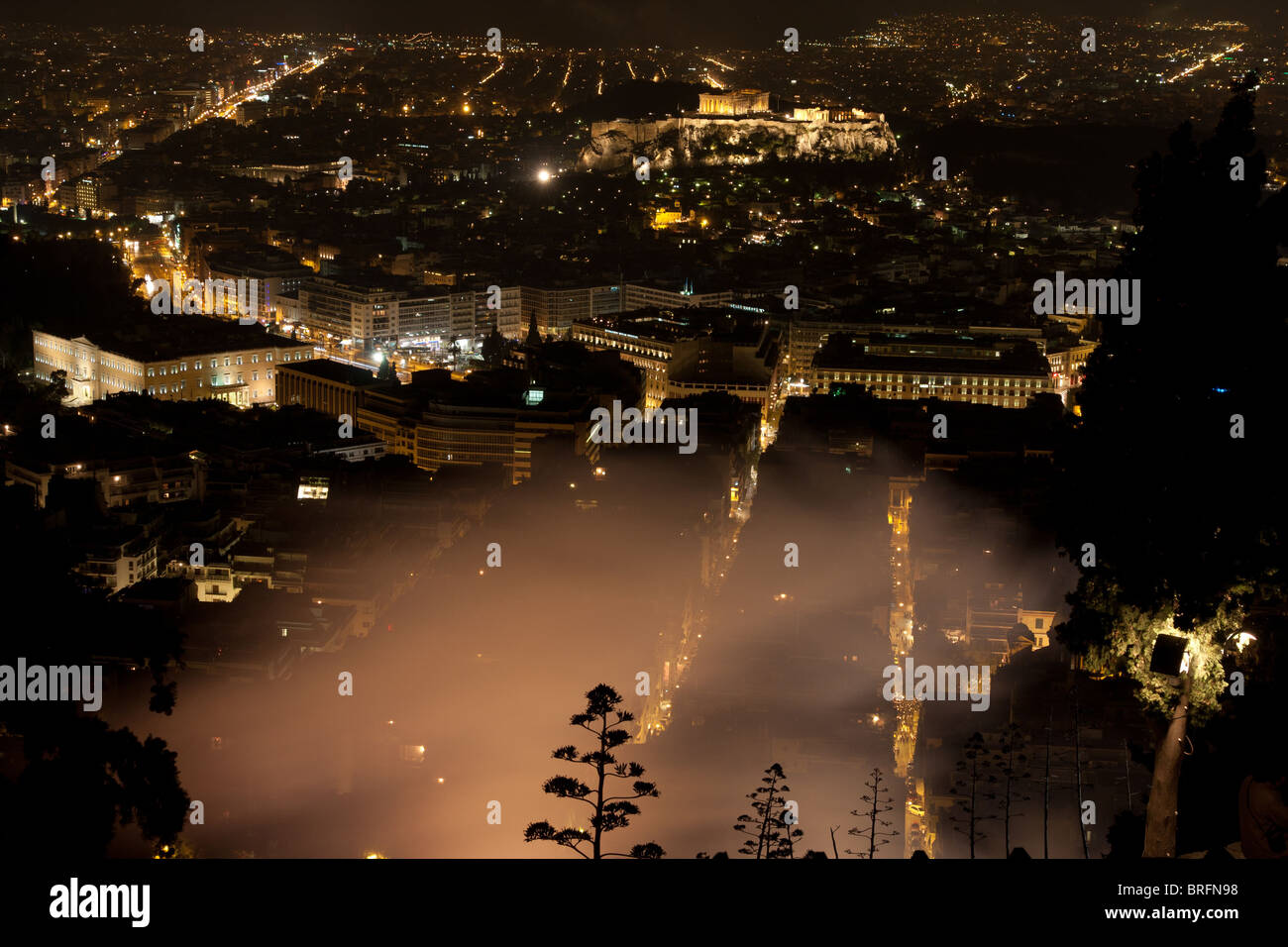 Acropole et du Parthénon à Athènes pendant la nuit des fêtes de Pâques. Vue depuis le mont Lycabette et St George church. Banque D'Images