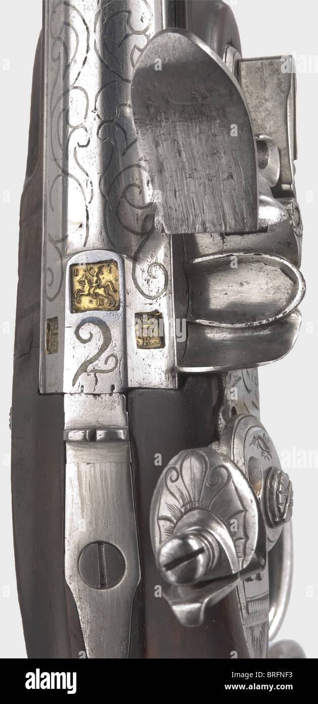Un pistolet à serrure,I. G. Jung à Varsovie,vers 1810.plus vieux canon du XVIIIe siècle avec un alésage lisse en calibre 12 mm, vue avant en laiton, et une marque dorée.Signature incrustée d'argent,'IOH.IAC.Kuchenreuter', et ornementation de vigne incrustée d'argent avec trois marques dorées, et le numéro '2' sont gravés sur le flintet chamber.beautifully Rouleaux et un bac étanche. La plaque de verrouillage est signée, 'I. G. Iung W Warszawie.' Double gâchette.noyer plein avec capuchon de nez de corne.légèrement gravé,droits supplémentaires-Clearences-non disponible Banque D'Images