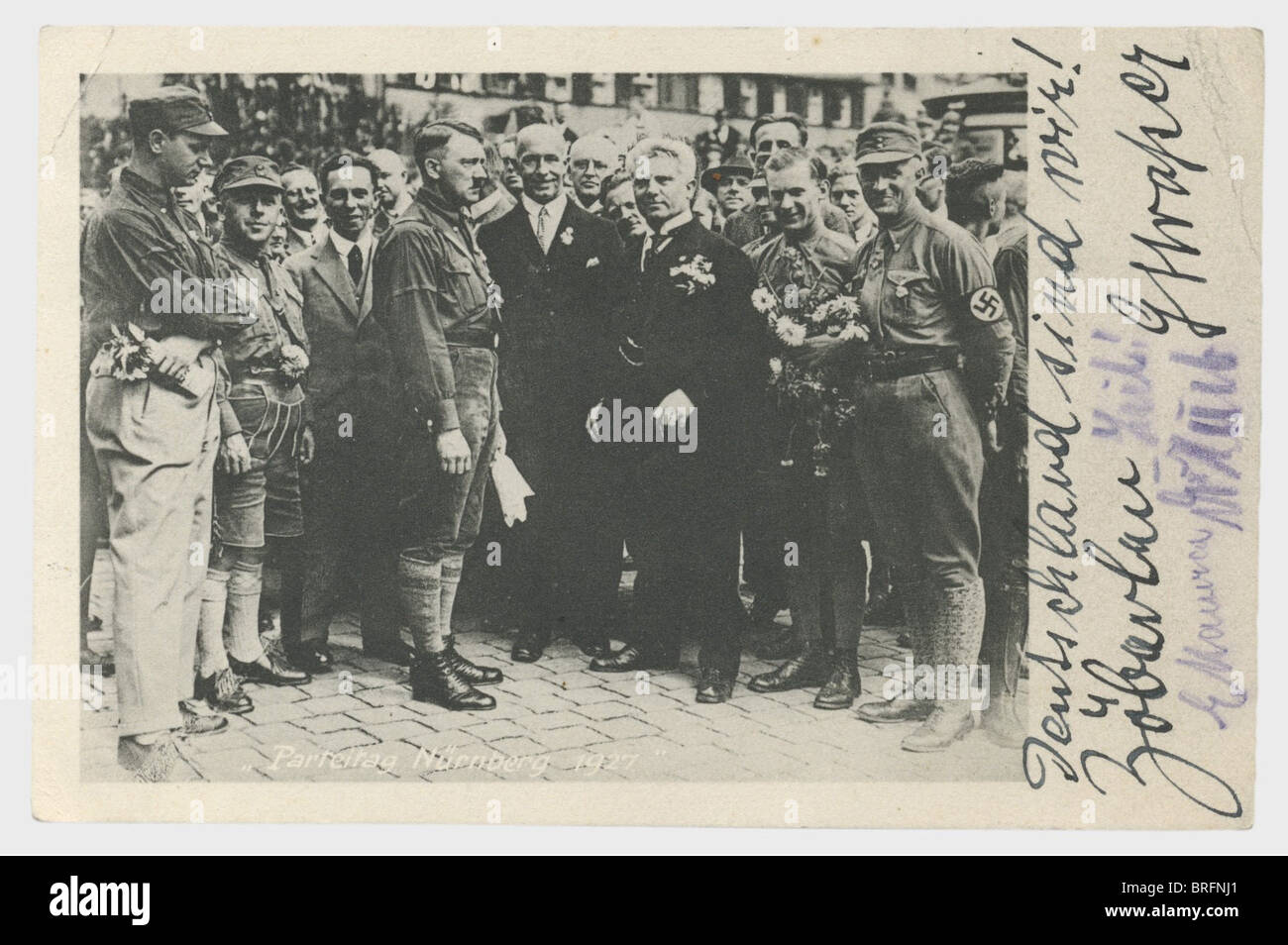 Hermine Hoffmann - carte postale du Congrès du Parti Reich 1927 avec les signatures d'Adolf Hitler, Rudolf Heß, Hermann Esser, Joseph Goebbels, Gottfried Feder, Alfred Rosenberg, F.X. Schwarz,Julius Streicher,Arthur Dinter,Adolf Hühnlein,Walte,signé en encre,crayon,et crayon indélébile. Carte postale (transl.)'Fête du congrès de Nuremberg 1927', une photo de groupe montrant Hitler portant le lederhosen, Gottfried Feder et Arthur Dinter au centre, flanqué de Goebbels, Hühnlein et d'autres signeurs. Sur le bord écrit en encre(transl.)'nous sommes l'Allemagne! Zö,droits-supplémentaires-Clearences-non disponible Banque D'Images