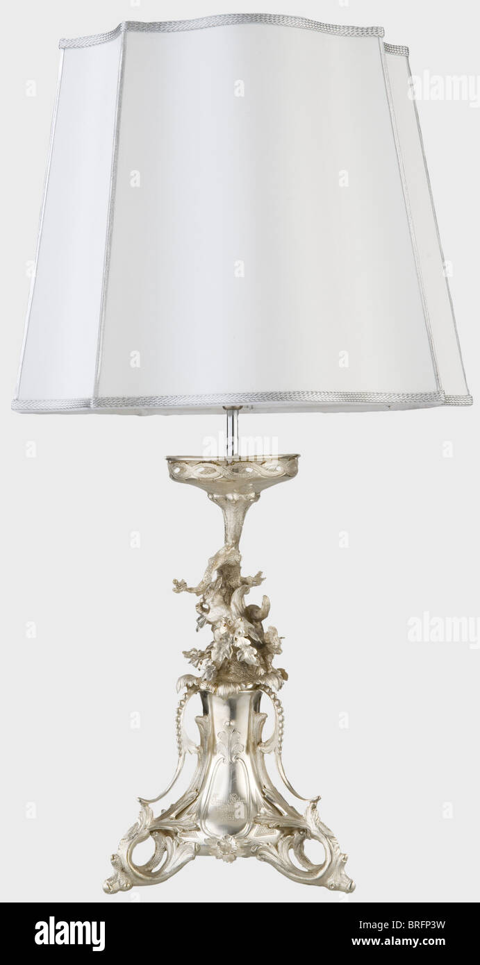 Une lampe allemande à base d'argent, datée de 1863. Base à profil richement profilé en forme de tronc d'arbre avec deux écureuils de frolicking. La base porte deux gravures de dédicaces, datées de '1863' et de '1892'. Estampillés « Wilkens » et « 12 Loth » (750 argent). Électrification moderne, avec un abat-jour en plastique récent. Hauteur 62 cm. Historique, historique, 19e siècle, artisanat, artisanat, artisanat, artisanat, objet, objets, alambics, découpe, coupures, découpes, beaux-arts, art, art, droits supplémentaires-Clearences-non disponible Banque D'Images