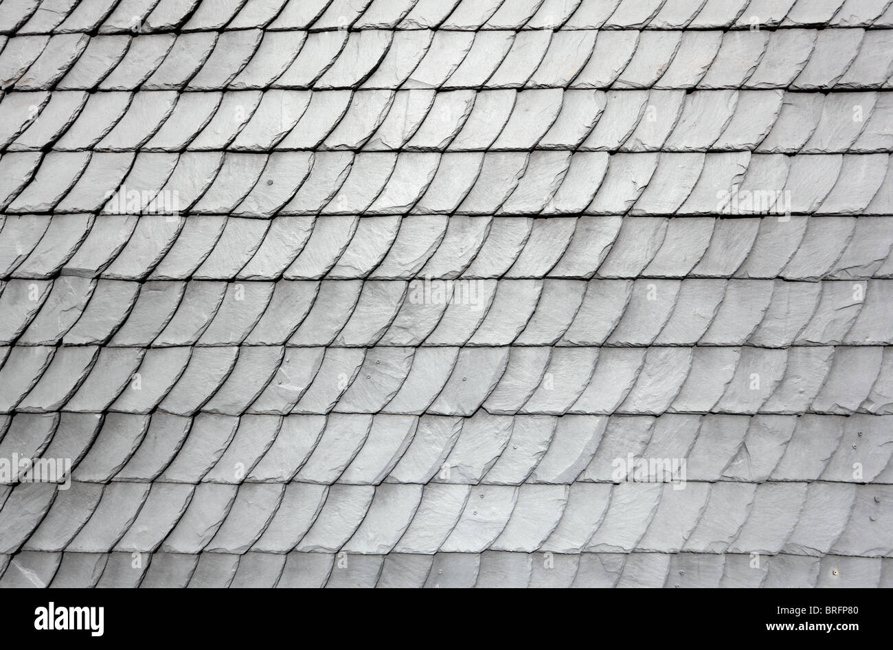 Schiste gris des tuiles du toit d'une maison ancienne Banque D'Images