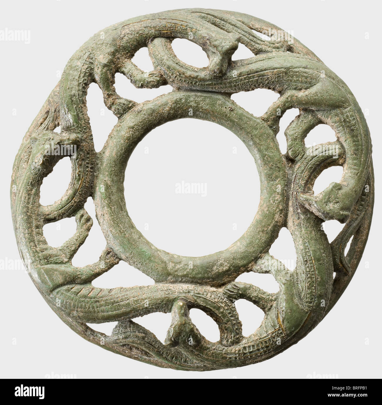 Un jumbo de bronze roman, Saloc, 11ème/12ème siècle. Bronze avec patine verdâtre. Accessoire décoratif en camberé de riche ouverture de quatre personnages de dragon finement ciselés en demi-relief. Découverte d'excavation nettoyée. Diamètre 68 mm. Petite bronze de haute qualité de l'allemand roman. Historique, historique, 12ème siècle, 11ème siècle, Moyen Age, médiéval, objet, objets, alambics, coupure, découpe, droits additionnels-Clearences-non disponible Banque D'Images