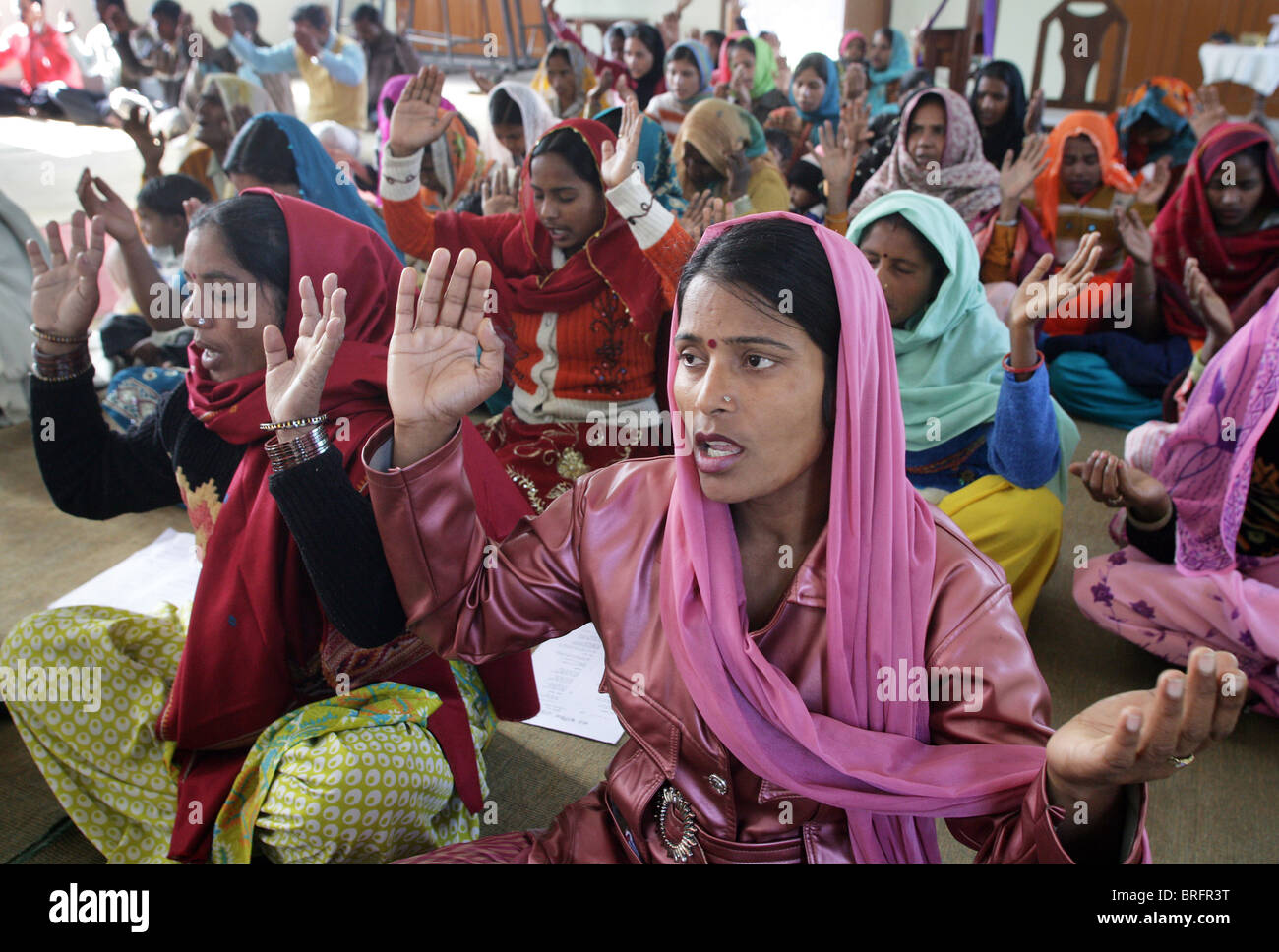 Le chant des femmes au cours du dimanche dans une église catholique dans la région de Rampur, Uttar Pradesh, Inde Banque D'Images