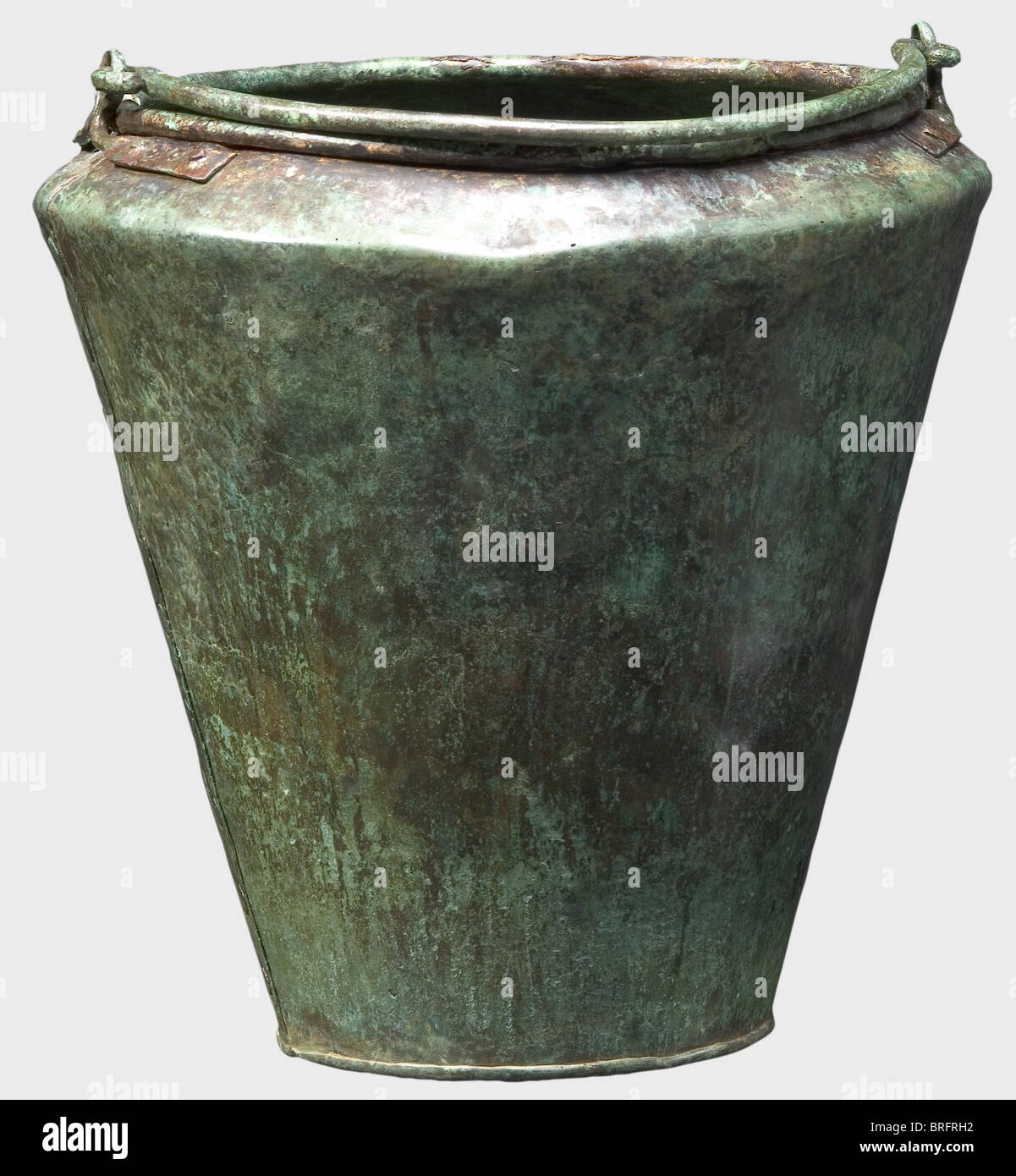 Une situla d'Europe centrale, période de Hallstatt tardif, 7ème siècle avant J.-C. Bronze avec patine verte. Corps en plusieurs pièces de tôle de bronze rivetée. Rétréci tourné sous la jante. Boucles de poignée rivetées sur le côté avec une décoration circulaire et une poignée en boucle. Découverte d'excavation nettoyée et restaurée. Hauteur sans manche 25.5 cm. Historique, historique, monde antique, ét, Celtes, Moyen Age, objet, objets, alambics, écrêtage, coupures, découpes, bronze, métal, patine, navire, navires, droits additionnels-Clearences-non disponible Banque D'Images