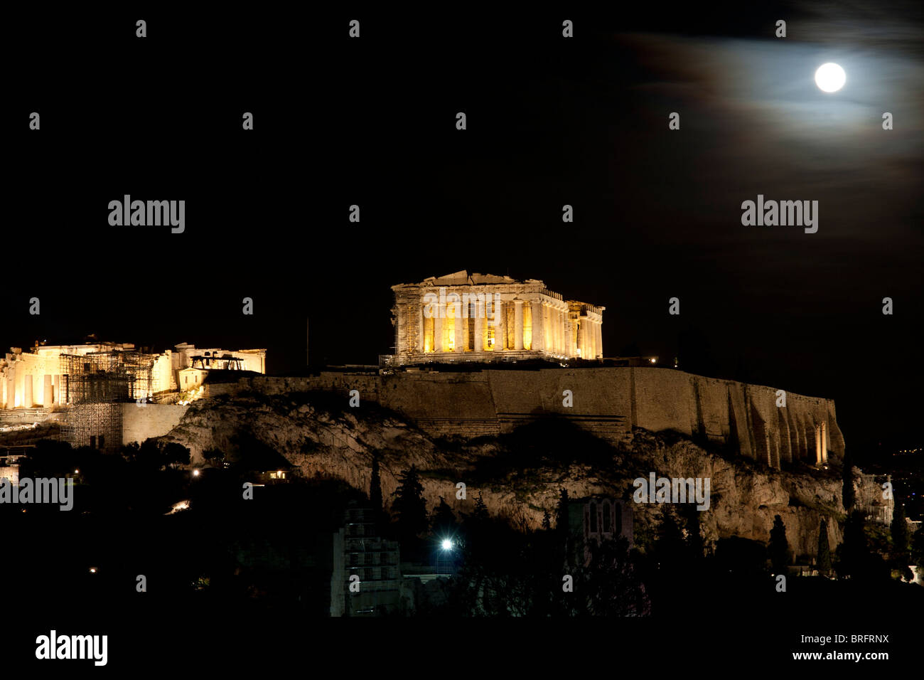 Voir l'Acropole et le Parthénon à Athènes, durant une nuit de pleine lune sur new years eve. Vue depuis la colline de Filopappou. Banque D'Images