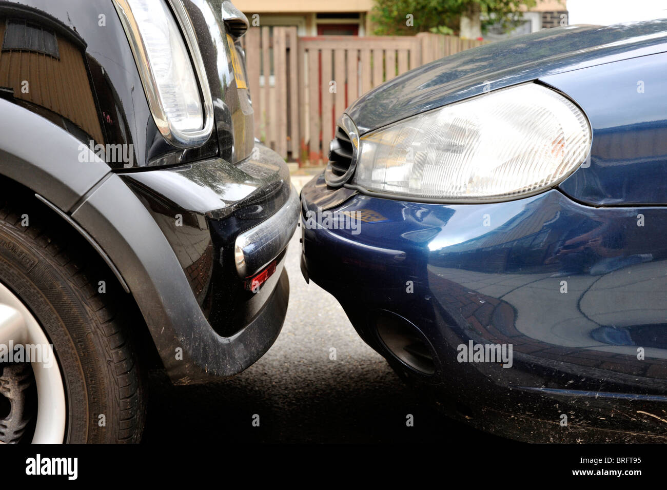 Un pilote inconsidérée leurs parcs à proximité d'une autre voiture afin qu'il s'agit en fait de toucher Banque D'Images