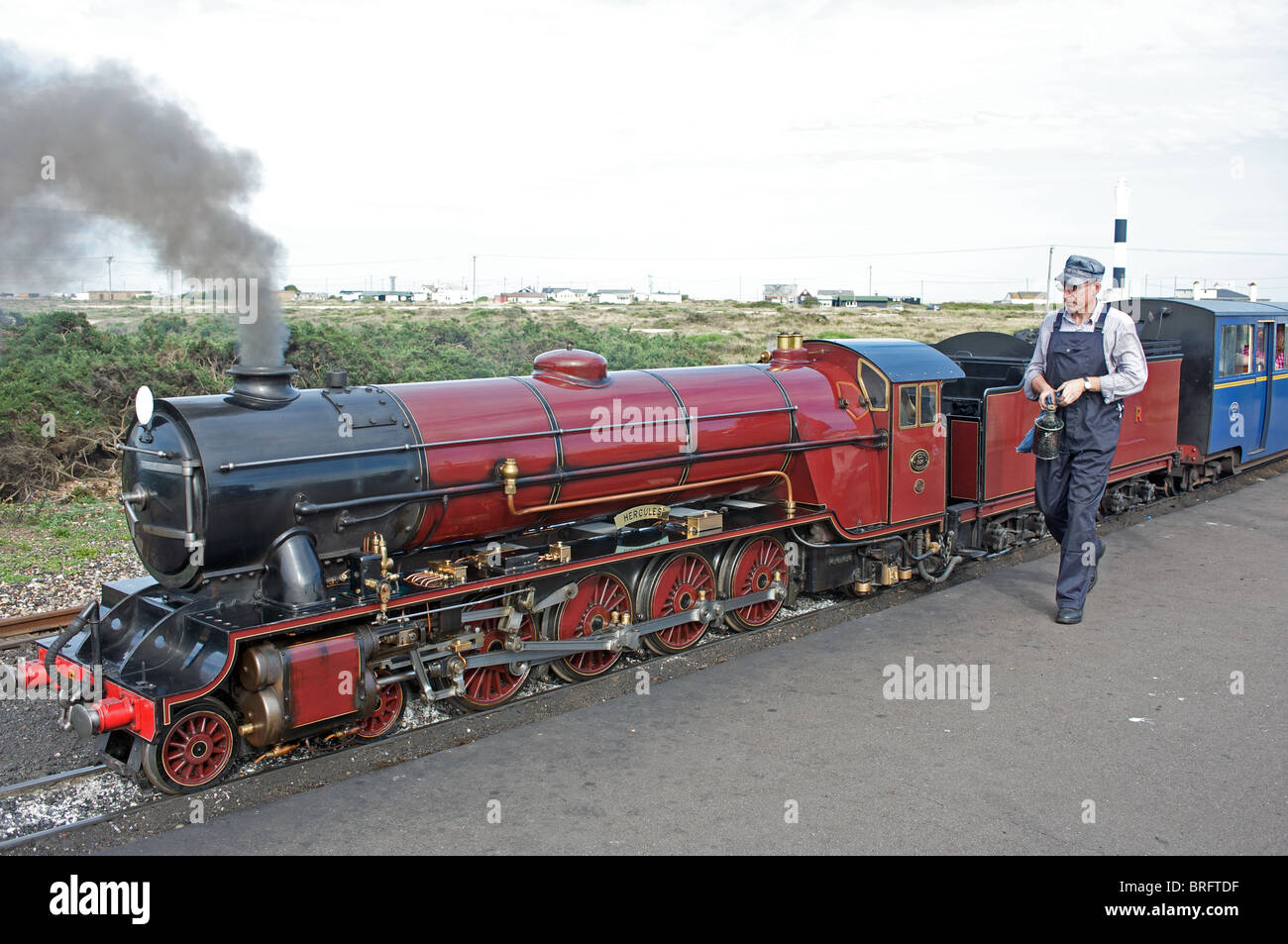 Un tiers d'une locomotive à vapeur 'Hercules' opérant sur le Romney, Hythe et Dymchurch Railway, Dungeness, Kent, Angleterre. Banque D'Images