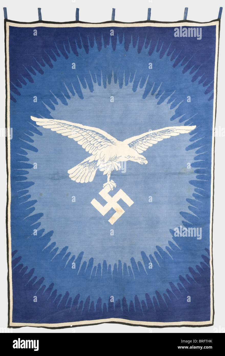 Une tapisserie murale du RLM (Reich Ministry of Air transport)., UNE tapisserie de laine tissée dans trois nuances de bleu avec un aigle Luftwaffe blanc au centre et une bordure blanche sur les bords. Sept boucles de suspension le long du bord supérieur. Env. 230 x 160 cm. Probablement du ministère du transport aérien de Reich. Historique,historique,années 1930,années 1930,20e siècle,Air Force,branche de service,branches de service,service armé,services armés,militaire,militaria,forces aériennes,objet,objets,alambics,coupures,coupures,coupures,coupures,beaux-arts,art,objet d'art,a,droits additionnels-Clearences-non disponible Banque D'Images