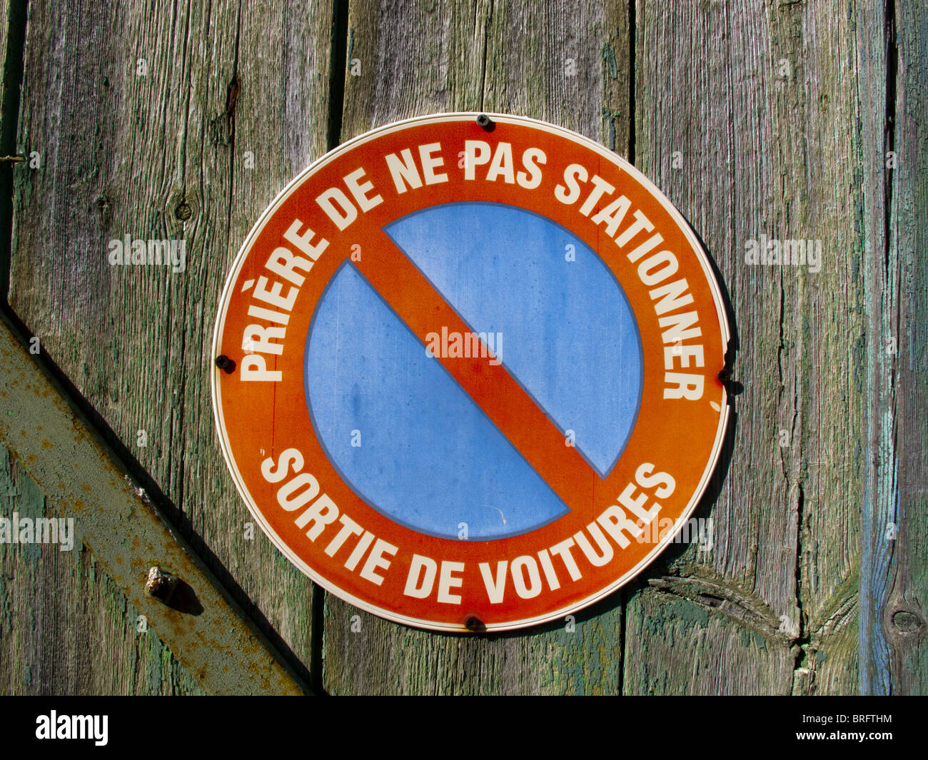 Aucun signe d'un parking gratuit en français sur une porte de garage à St Martin de Re, France Banque D'Images