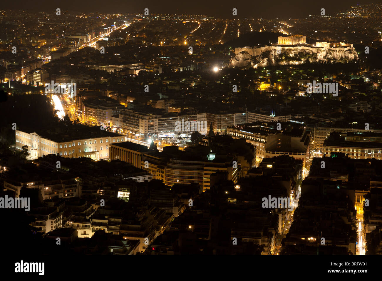 Acropole, Parthénon et Vue de nuit d'Athènes Lycabette et St George church durant la nuit de Pâques. Banque D'Images