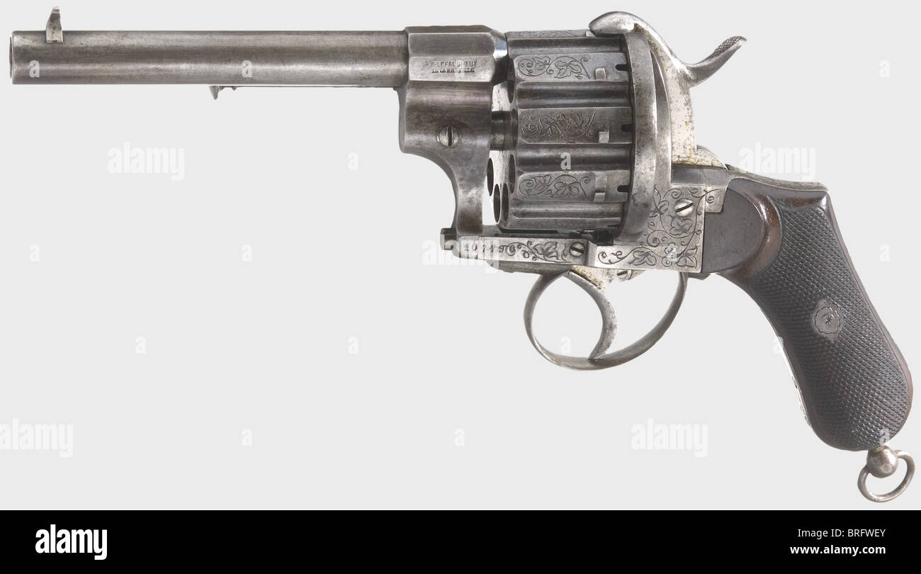 Une paire de revolvers à dix coups de feu à broche,Liège,vers 1870. Calibre  Lefaucheux 11 mm. Numéros de série 107790 et 110566. Revolvers légèrement  différents avec cylindres à dix tirs. Les cadres