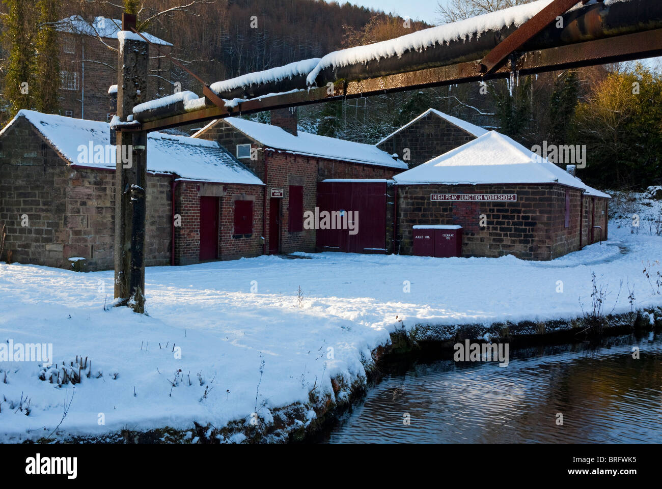 High Peak Junction, sur le canal de Cromford dans le Derbyshire Peak District Angleterre Royaume-uni après une chute de neige en hiver Banque D'Images