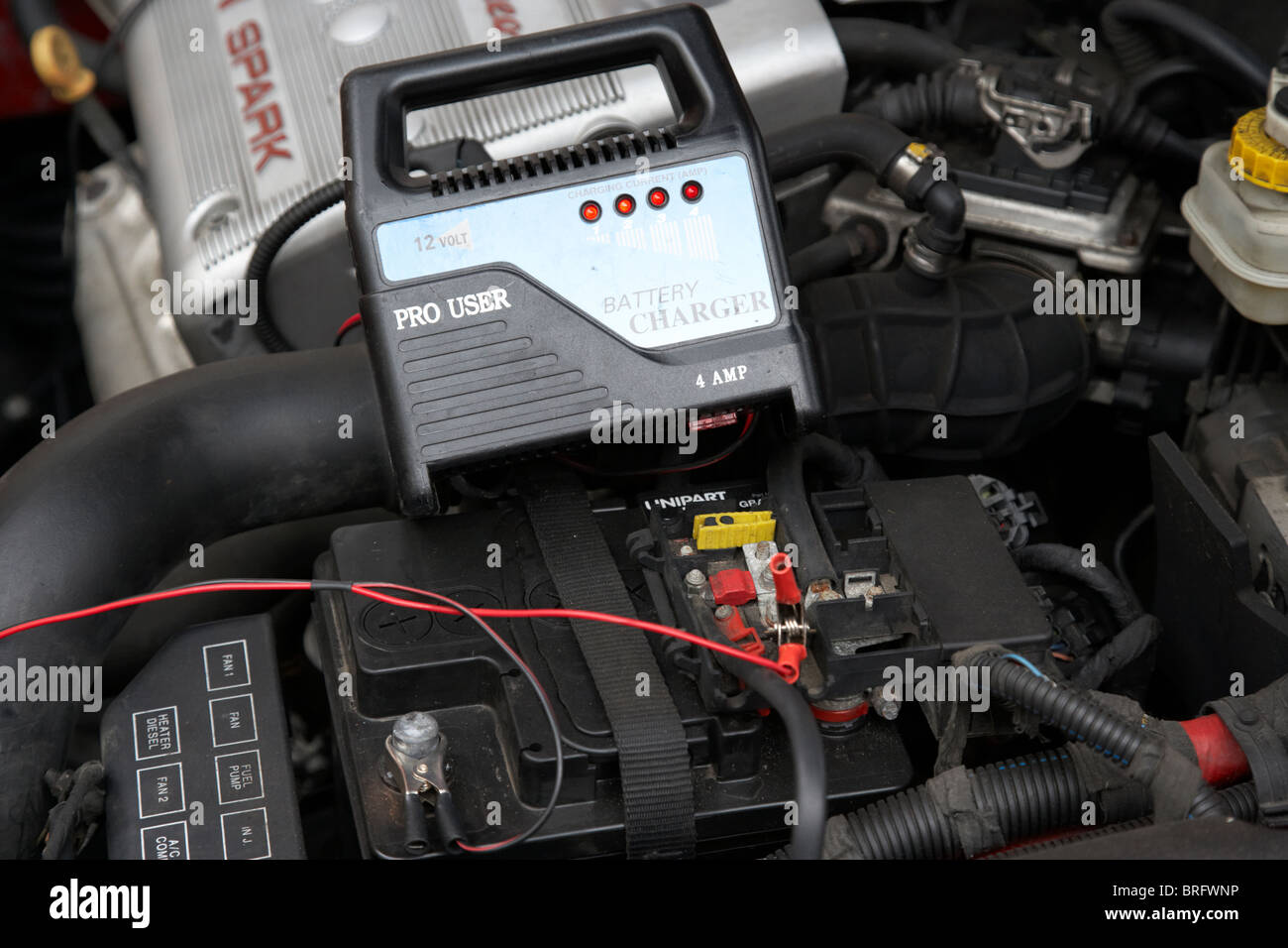 Chargeur de batterie voiture secteur télévision de charge batterie de  voiture par temps froid Photo Stock - Alamy