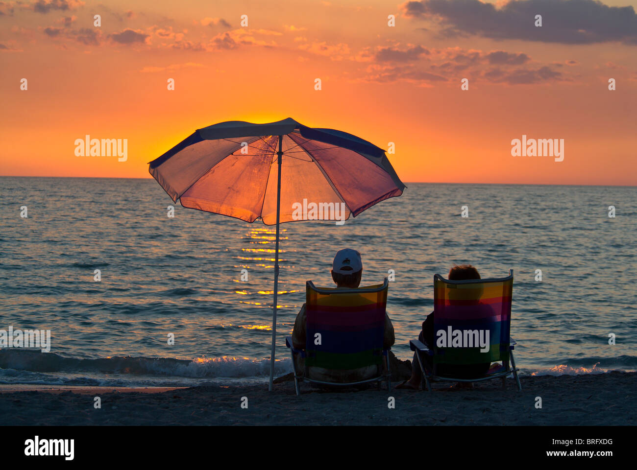 Couple de détente à la plage-sunset-Floride côte ouest-2008 Banque D'Images