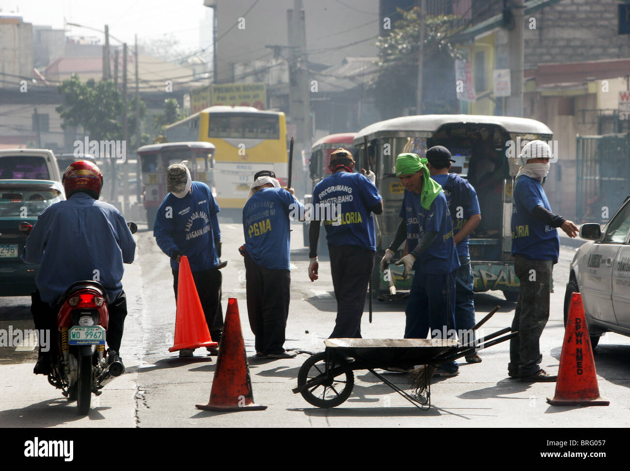 Les hommes la réparation de route dans la région métropolitaine de Manille, les Philppines Banque D'Images