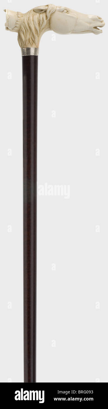 Un bâton de marche anglais, 19e siècle. Poignée ivoire sculptée en forme de tête de cheval, avec une ferrule argentée. Arbre de bois de rose, extrémité de l'avertisseur sonore (remplacement). Longueur 97 cm. Très fin, presque naturaliste sculpture. Historique, historique, 19ème siècle, artisanat, artisanat, artisanat, objet, objets, alambics, coupure, coupures, beaux-arts, art, art, art, droits additionnels-Clearences-non disponible Banque D'Images Un bâton de marche anglais, 19e siècle. Poignée ivoire sculptée en forme de tête de cheval, avec une ferrule argentée. Arbre de bois de rose, extrémité de l'avertisseur sonore (remplacement). Longueur 97 cm. Très fin, presque naturaliste sculpture. Historique, historique, 19ème siècle, artisanat, artisanat, artisanat, objet, objets, alambics, coupure, coupures, beaux-arts, art, art, art, droits additionnels-Clearences-non disponible Banque D'Images