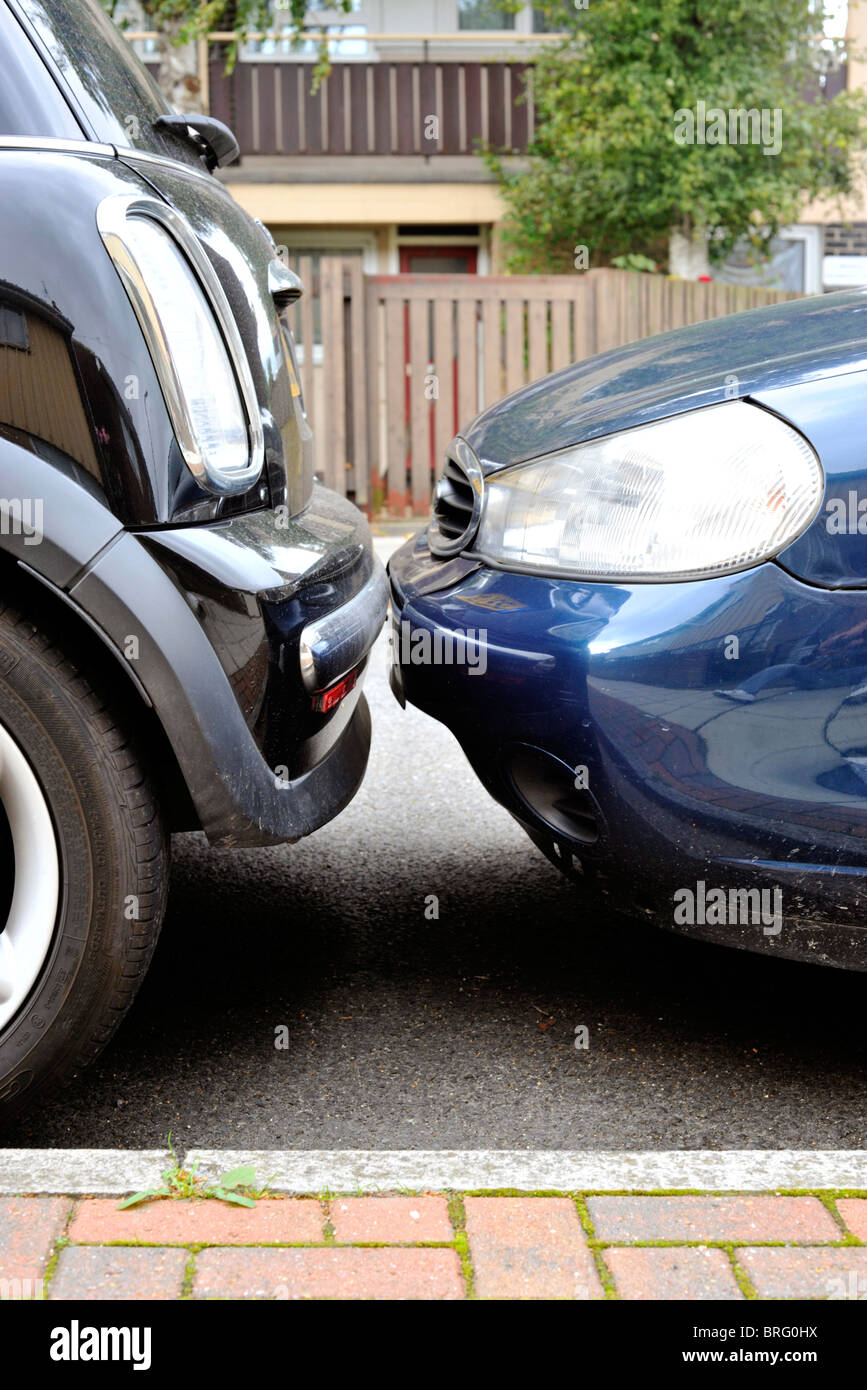 Un pilote inconsidérée leurs parcs à proximité d'une autre voiture afin qu'il s'agit en fait de toucher Banque D'Images