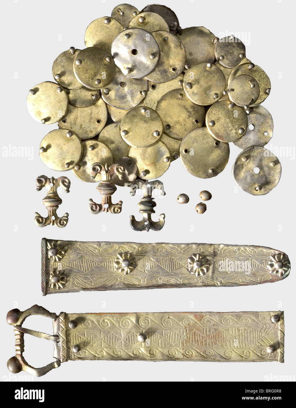 Une magnifique ceinture allemande ou française, 14ème siècle,.argent doré  feu.la boucle a une longue plaque richement gravée et décorée de ceinture  et des rivets originaux.l'extrémité de la sangle vient à un point