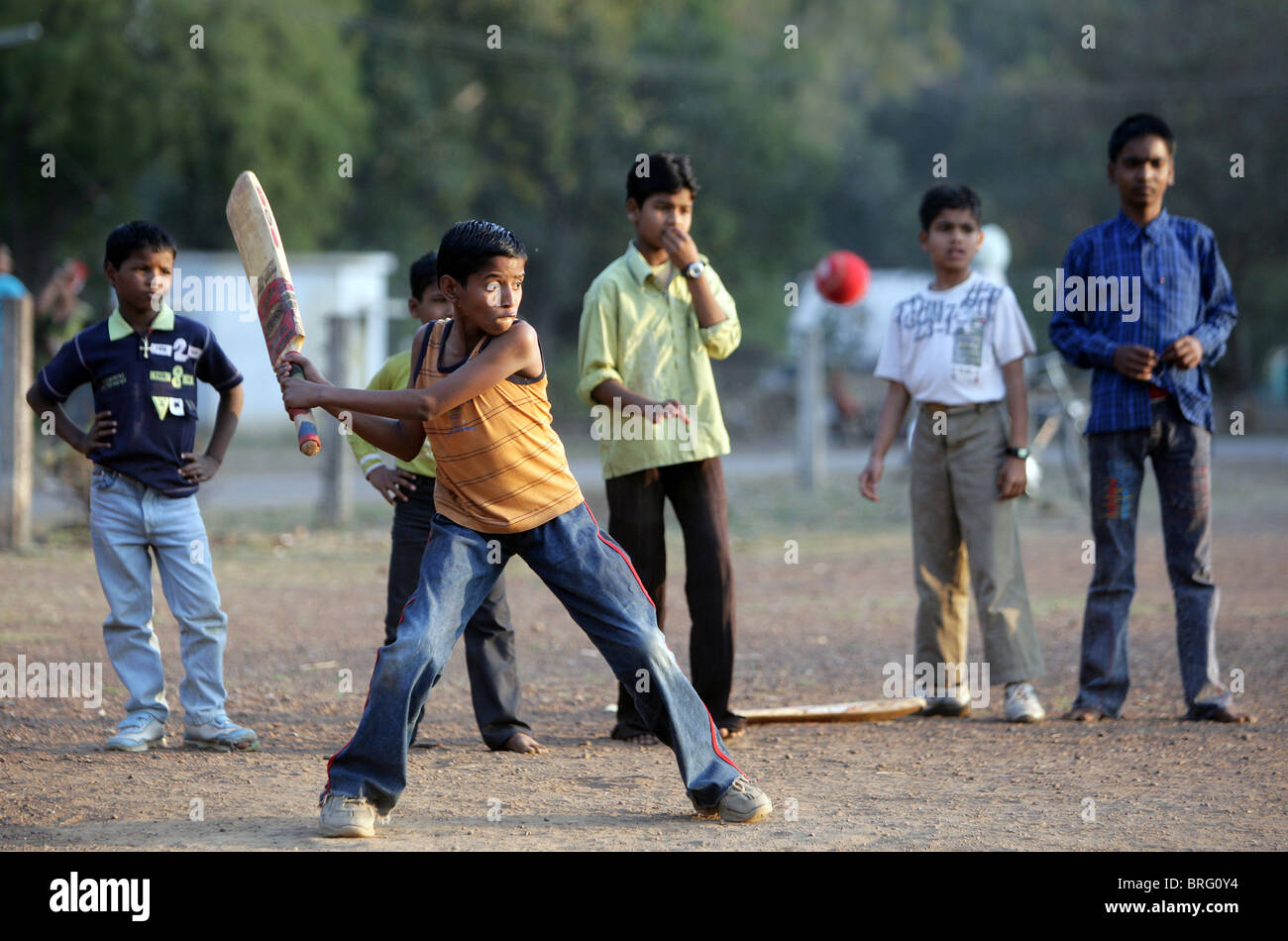 Les garçons à jouer au cricket à Katni, état du Madhya Pradesh, Inde Banque D'Images