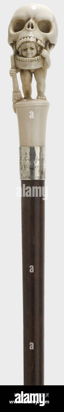 Un bâton de marche anglais avec un souvenir mori, 19e siècle. Manche en ivoire finement sculpté en forme de crâne humain suspendu par un enfant. Ferrule argentée portant le nom de « H. Kingham Aylesbury' et les marques d'argent. Arbre de bois de rose, l'extrémité est manquante. Longueur 91 cm. Représentation symbolique de la mort elle-même, incontournable pour tout le monde, ici représentée comme un enfant avec une torche. Historique, historique, XIXe siècle, artisanat, artisanat, artisanat, artisanat, objet, objets, alambics, coupures, coupures, coupures, droits additionnels-Clearences-non disponible Banque D'Images