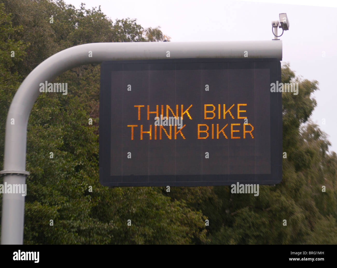 Pensez numérique moto Road Sign Banque D'Images