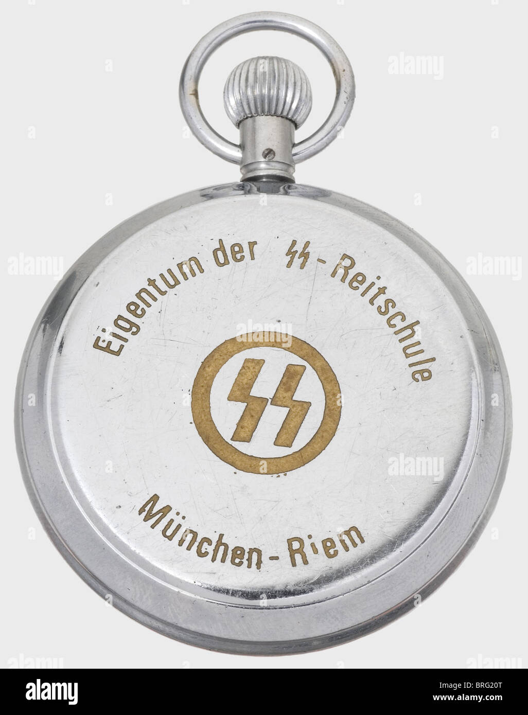 Une montre 'Hanhart', avec gravure de la propriété de SS Cavalry School Munich-Riem couverture de boîtier nickelé gravé et doré avec un emblème SS et la légende 'Eigentum der SS-Reitschule - München-Riem'.cadran d'horloge couleur crème avec pointeur de 30 minutes, sur les indices noirs extérieurs pour 1 - 30, à l'intérieur rouge pour 31 - 60, et un petit Compteur d'intervalles de 15 minutes, étiqueté 'Hanhart - 3 Steine'.Works sont défectueux.inclus est coffret de stockage d'un fabricant d'horloge de Munich.la SS Riding and Driving School à Munich-Riem a été fondée avec le soutien de Munich, droits supplémentaires-Clearences-non disponible Banque D'Images