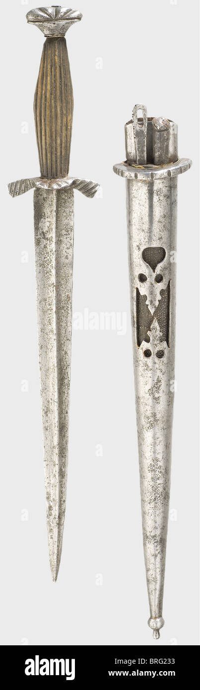 Un dagger allemand 'Landsknecht', vers 1540/50. Lame à double tranchant, fortement striée des deux côtés. Petits quillons rainurés avec petite plaque de protection sur un côté. Adhérence en bois dur cannelé. Pommel plat avec décoration coupée. Barde en fer à feuilles avec doublure en bois et décoration ajourée, dos à la peau de raiysin sur le côté opposé. Il y a deux bodyins gainés sur l'avant, l'un avec l'œil d'une aiguille. Boucle de suspension inclinée à l'arrière. Longueur 38 cm. Historique,historique,16ème siècle,poignard,poignards,griffures,bâton,arme,armes,armes,armes,dispositif de combat,,droits-supplémentaires-Clearences-non disponible Banque D'Images