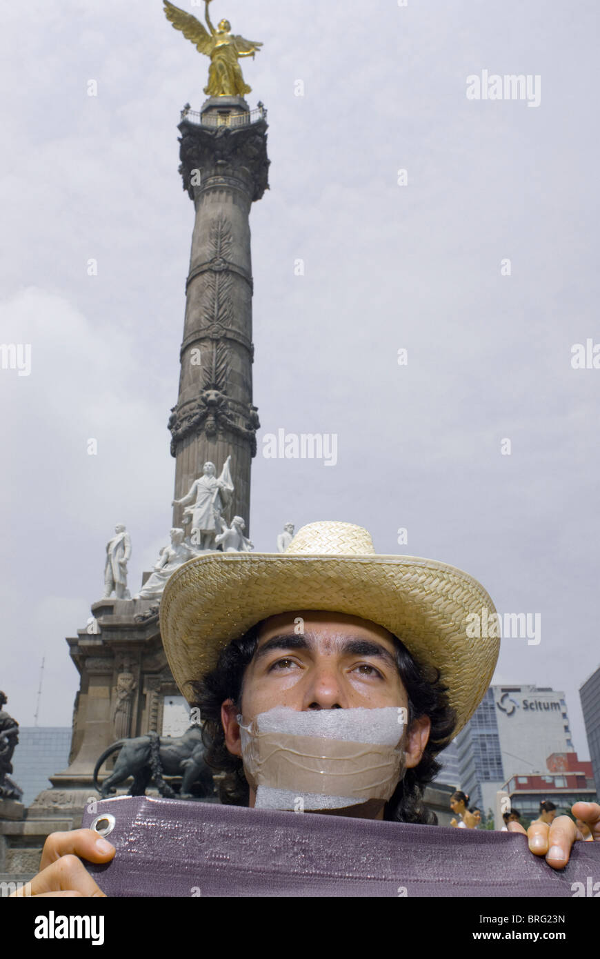 Les participants à une marche du silence contre la violence à l'égard des journalistes enregistré le silence en signe de protestation. Banque D'Images